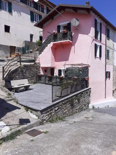 Idyllisches renoviertes Steinhaus in Ligurien bei Imperia mit schönem Panoramablick